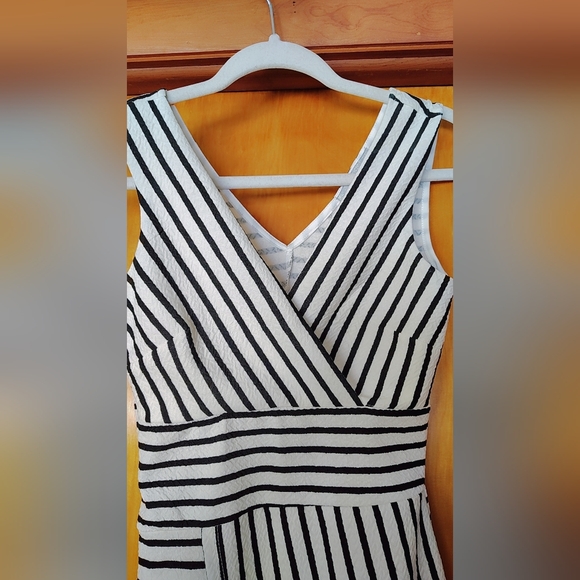 🖤 Almost Famous Black & White Striped Asymmetrical Dress – Size Small – NWT 🖤 - Picture 3 of 5